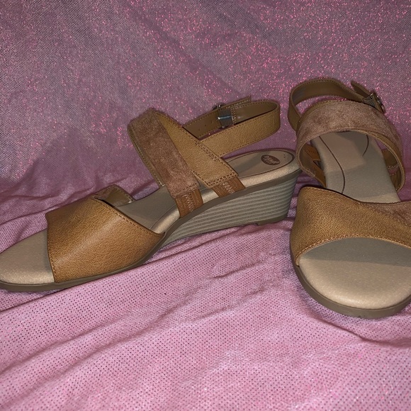 Tan sandals! - Picture 2 of 3
